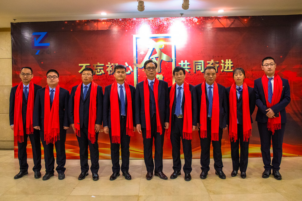 开云体育主要负责人在签到墙前合影留念