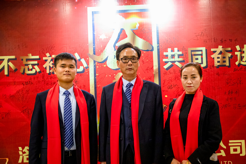 开云体育主要负责人在签到墙前合影留念